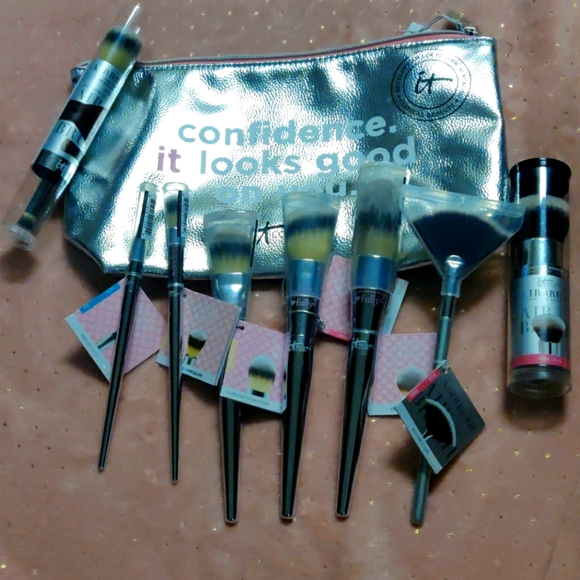 NEW in package it cosmetics brushes w/bag